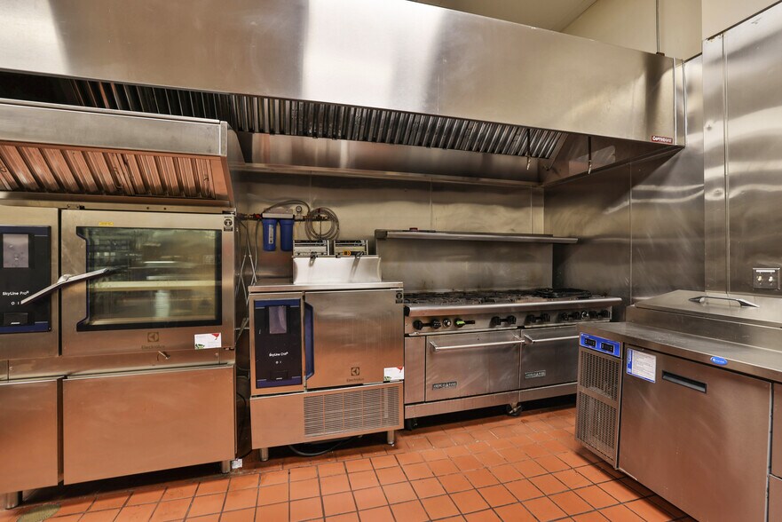 More Photos Of 707 Douglas Ave, Oakland Manufacturing For Lease