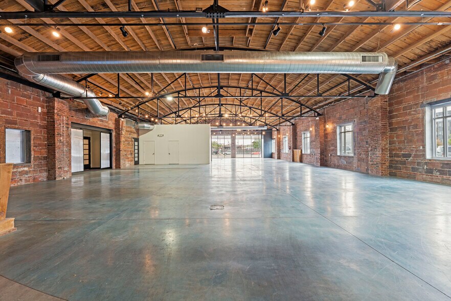 More Photos Of 1814 Oak St, Kansas City General Retail For Lease