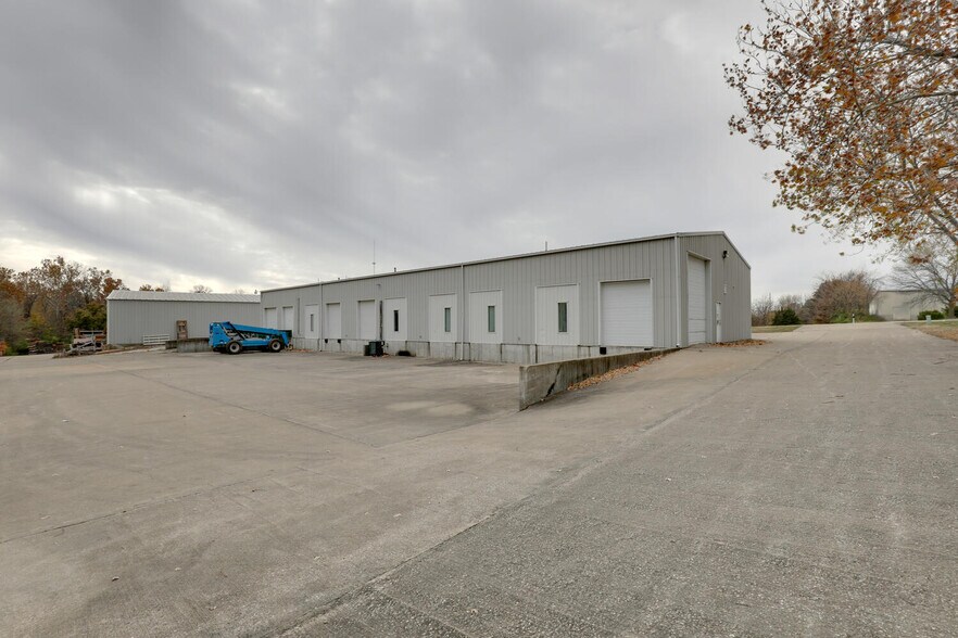 More Photos Of 2414 W Schneidman Dr, Quincy Industrial For Lease