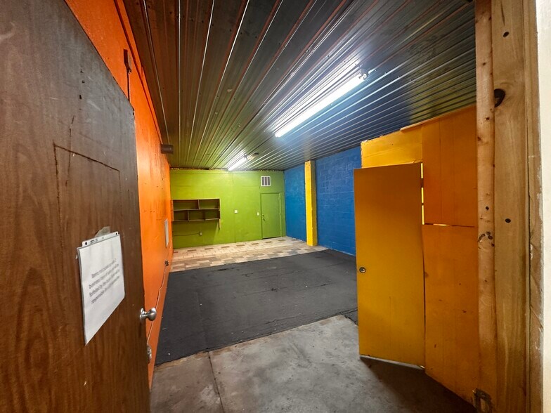 More Photos Of 522A S Main St, Broadway Flex For Sale