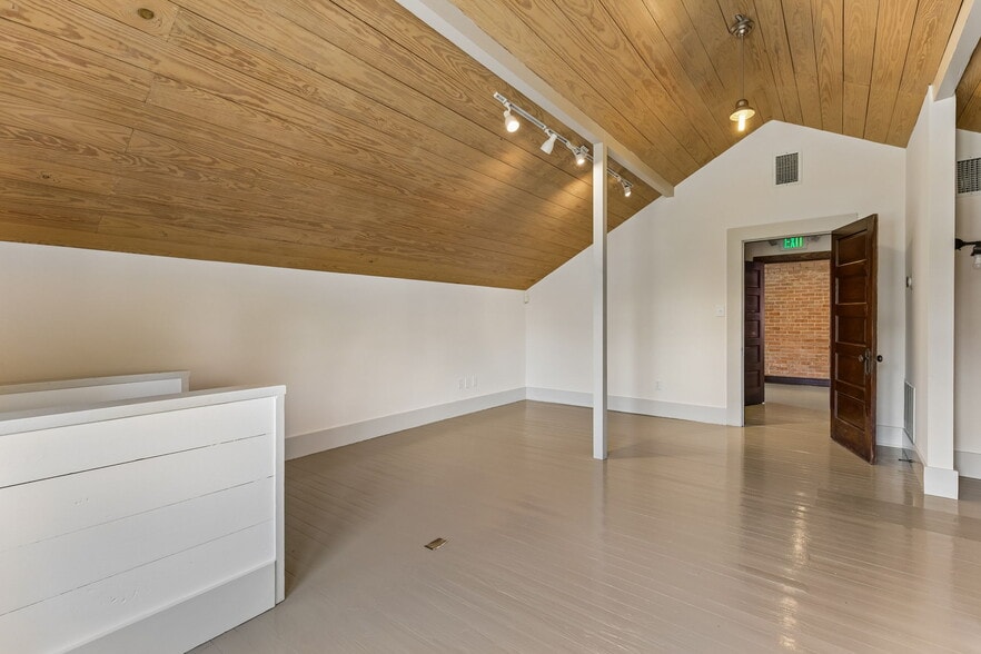 More Photos Of 117 W Mistletoe Ave, San Antonio Office For Sale