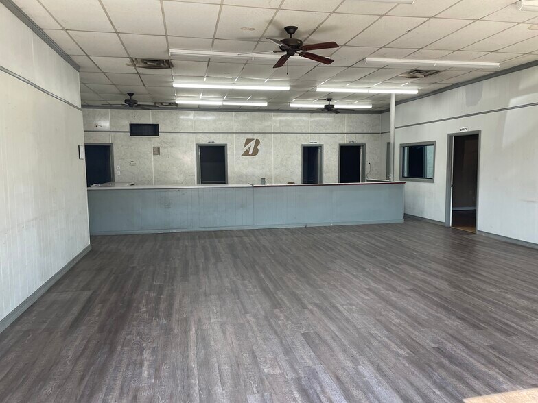 More Photos Of 1804 5th Ave S, Jasper Flex For Lease