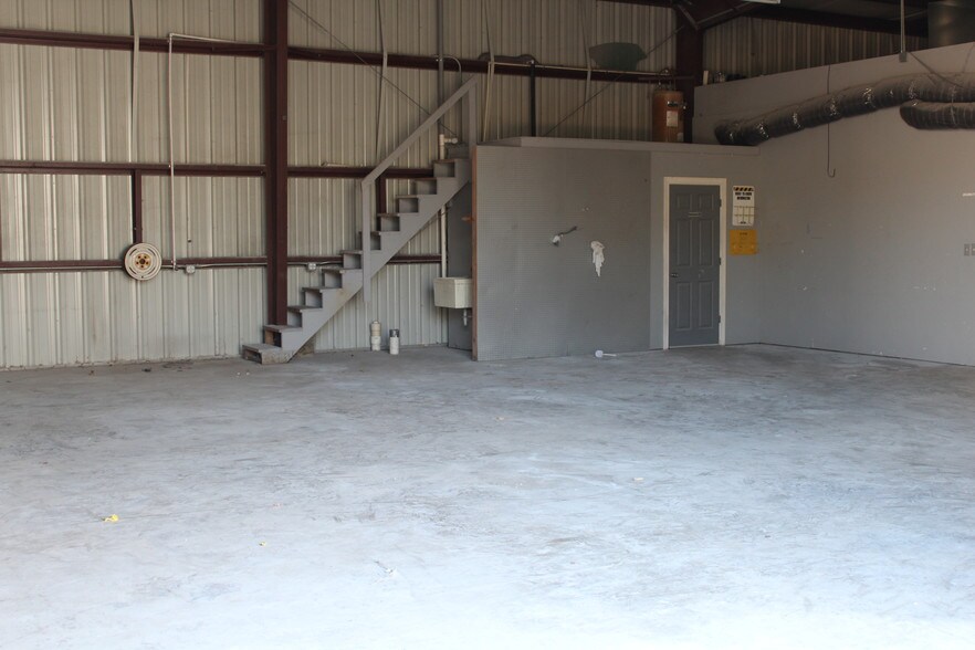 More Photos Of 130 Grand Ave, Bacliff Warehouse For Sale