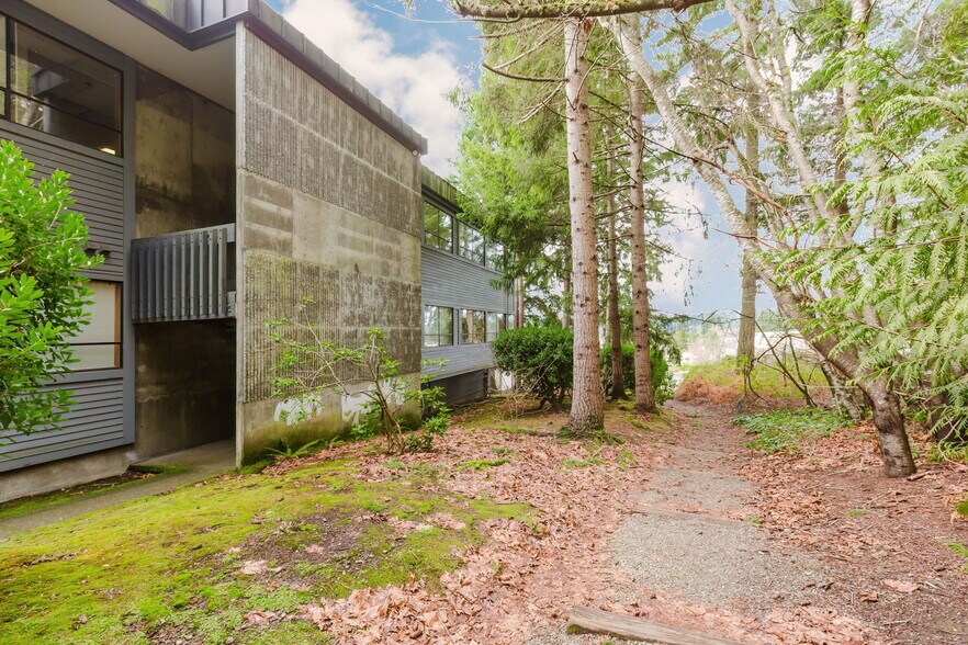 More Photos Of 1040 NE Hostmark St, Poulsbo Office For Sale