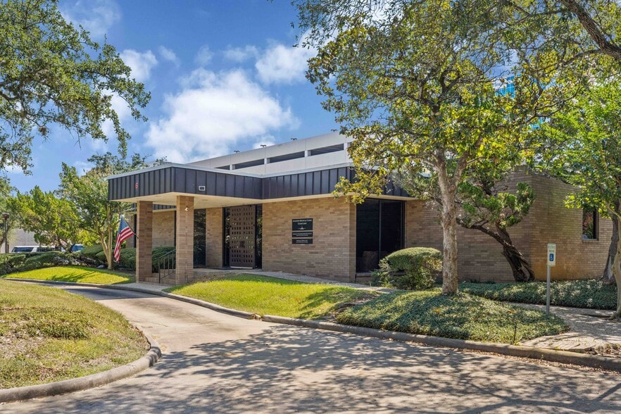 More Photos Of 6 Professional Park Dr, Webster Medical For Sale