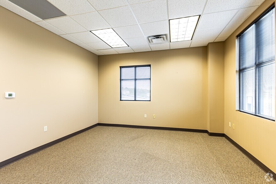 More Photos Of 831 NE Woods Chapel Rd, Lee's Summit Office For Lease