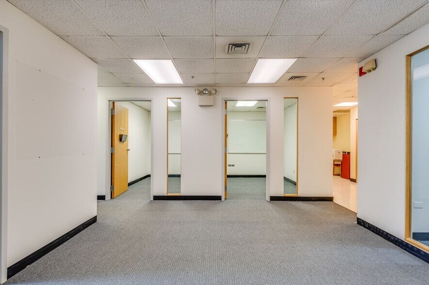 More Photos Of 10600 W Higgins Rd, Rosemont Office For Lease