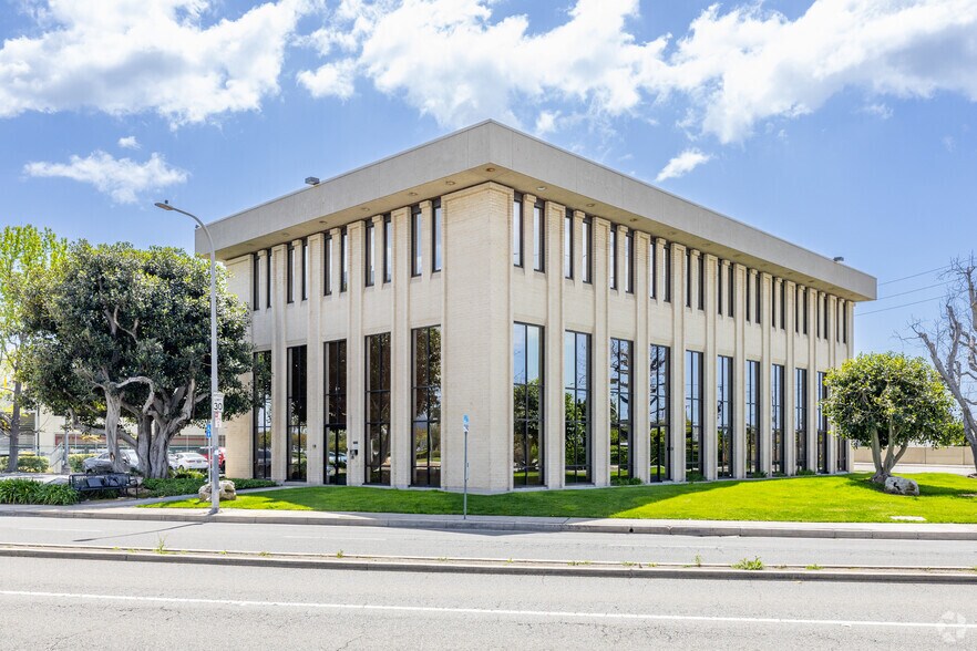 Primary Photo Of 4050 W Metropolitan Dr, Orange Office For Lease