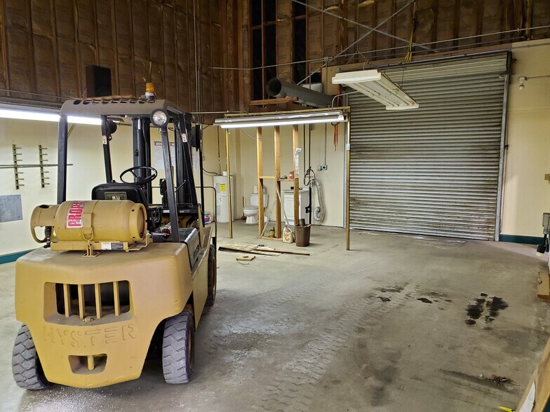 More Photos Of 330 1st St, Exeter Warehouse For Lease