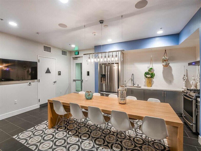 More Photos Of 1110 F St, San Diego Apartments For Lease