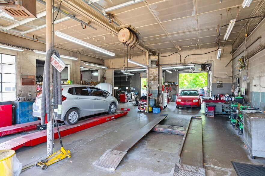 More Photos Of 2251 Bardstown Rd, Louisville Auto Repair For Sale