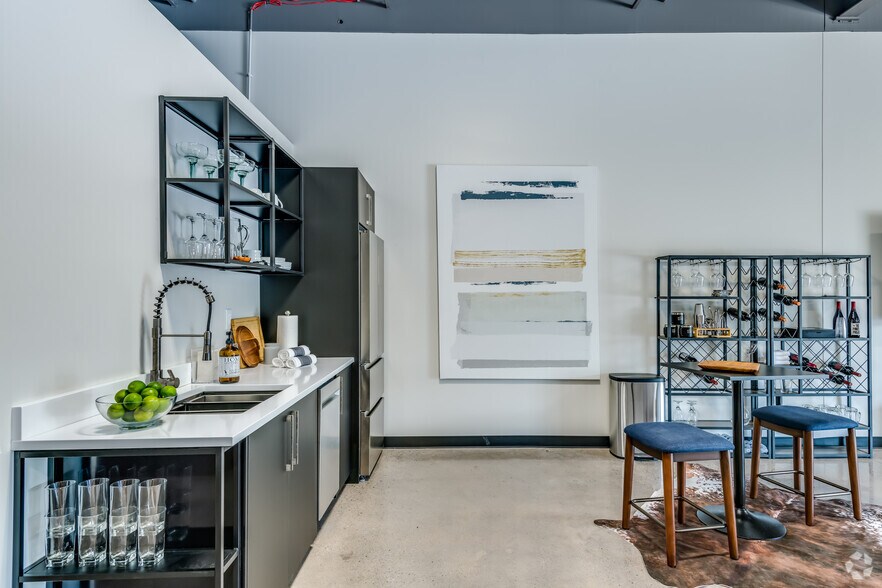 More Photos Of 8949 N Deerbrook Trl, Brown Deer Flex For Lease