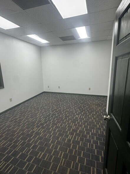 More Photos Of 107 Corporate Park East Dr, Lagrange Warehouse For Lease