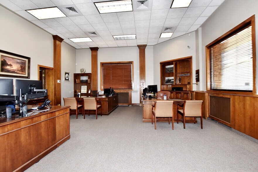 More Photos Of 100 Oak Ave, Eaton Bank For Sale