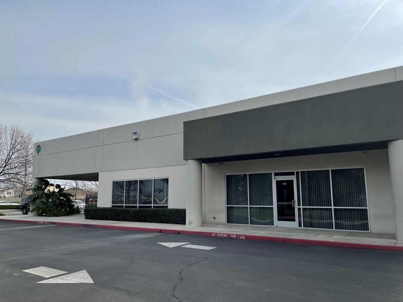 More Photos Of 2695 N Fowler Ave, Fresno Flex For Lease