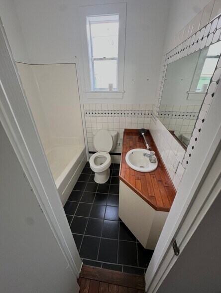 More Photos Of 987 Howard Ave, Biloxi Office For Lease