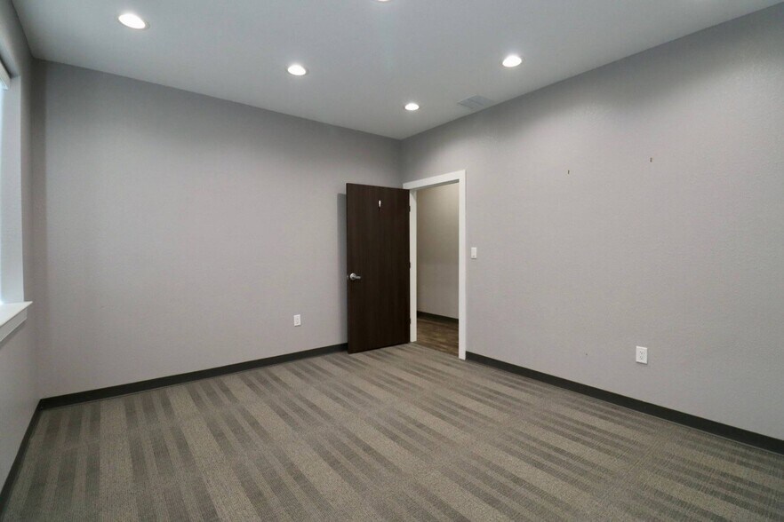 More Photos Of 800 Bonaventure Way, Sugar Land Office For Sale