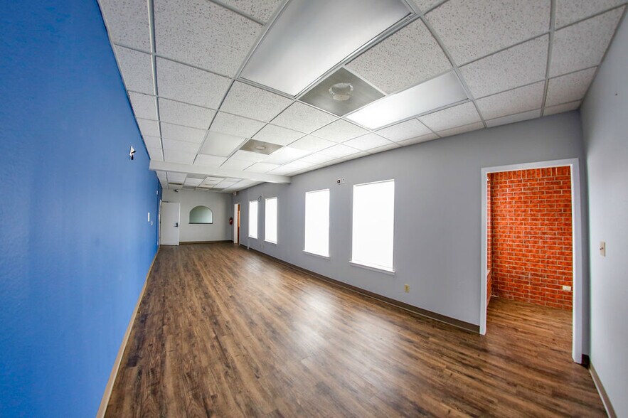 More Photos Of 4550 Lamar Ave, Paris Rehabilitation Center For Lease