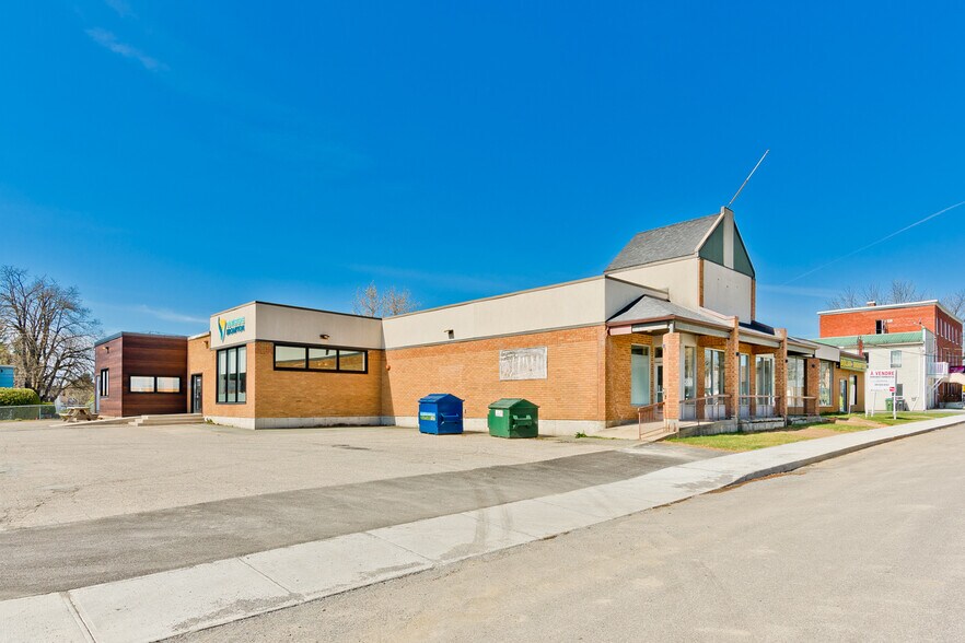 More Photos Of 22 Rue Saint-Joseph, Sherbrooke Drugstore For Lease