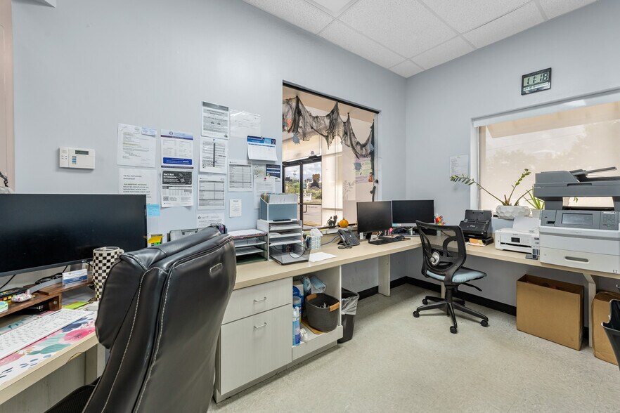 More Photos Of 3326 Watters Rd, Pasadena Office For Sale