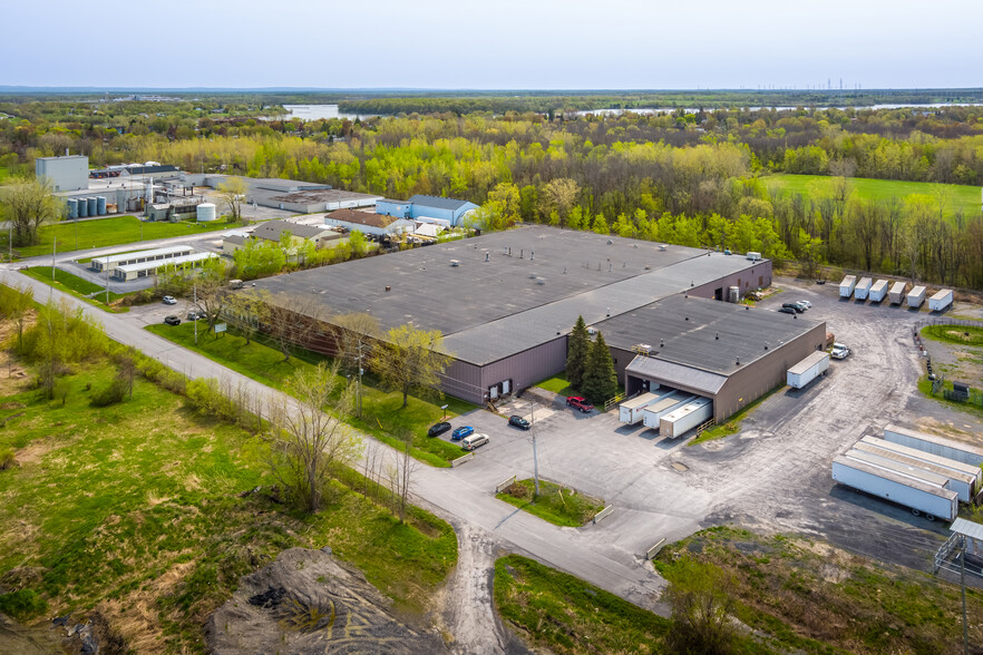 Primary Photo Of 700 Wallrich Av, Cornwall Manufacturing For Sale