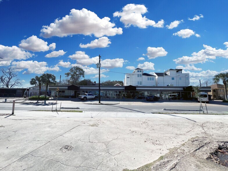 More Photos Of 2100 Waugh Dr, Houston Freestanding For Lease
