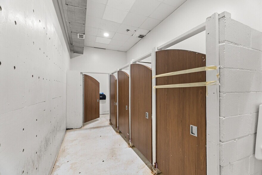 More Photos Of 13087 Hwy 271 N, Tyler Sports And Entertainment For Lease