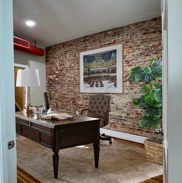 More Photos Of 7 E Franklin St, Baltimore Storefront Retail Office For Lease