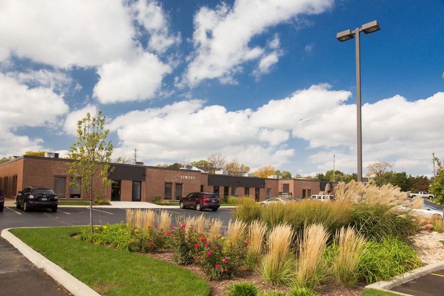 More Photos Of 17W695-17W745 Butterfield Rd, Oakbrook Terrace Office For Lease