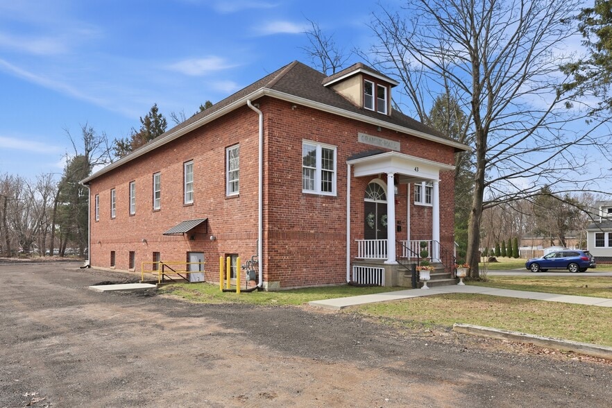 More Photos Of 43 Naubuc Ave, Glastonbury Flex For Sale