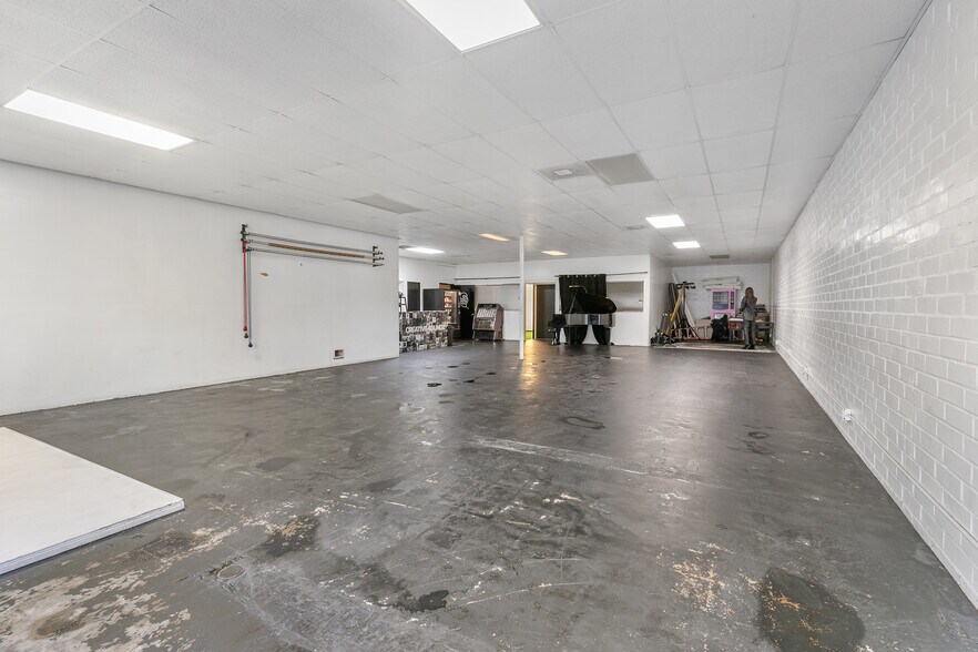 More Photos Of 6900 Melrose Ave, Los Angeles General Retail For Lease