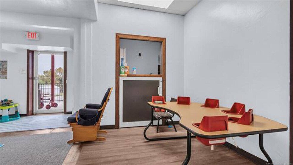 More Photos Of 4379 Highway 7 W, Sulphur Daycare Center For Sale