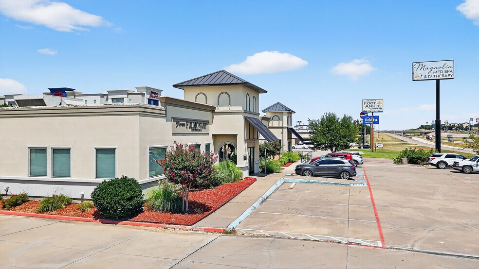 More Photos Of 101 S US Highway 75, Denison Medical For Lease