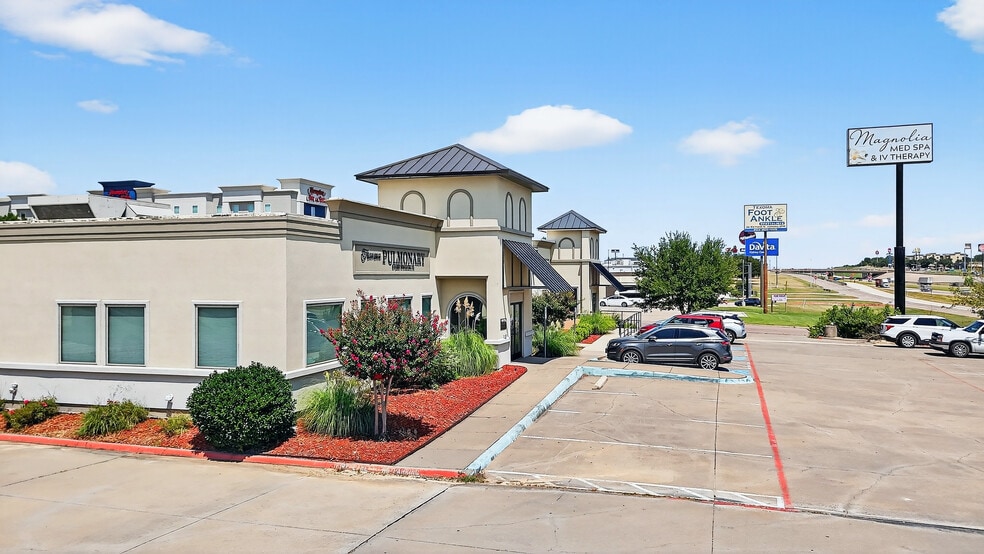 More Photos Of 101 S US Highway 75, Denison Medical For Lease