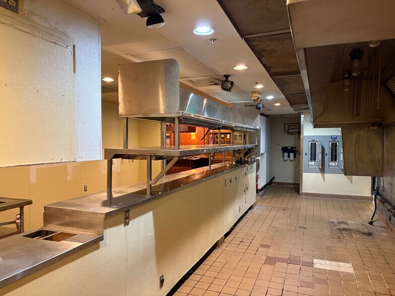 More Photos Of 121-133 Gage Blvd, Richland Freestanding For Lease