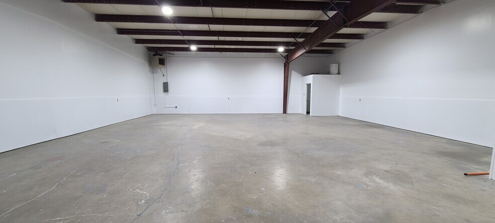 More Photos Of 3359-3399 Hawthorne Ave NE, Salem Warehouse For Lease