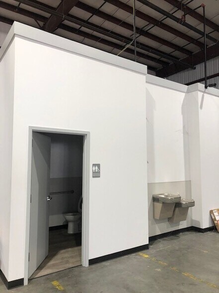 More Photos Of 713 Fenway Ave, Chesapeake Warehouse For Lease