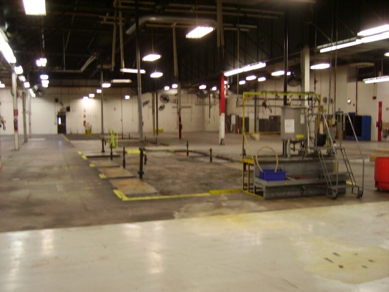 More Photos Of 711 W 9th St, Hobart Manufacturing For Lease