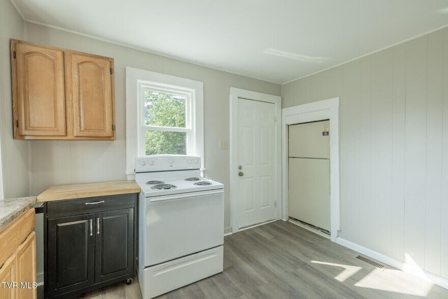 More Photos Of 457 E Bernard Ave, Greeneville General Retail For Sale