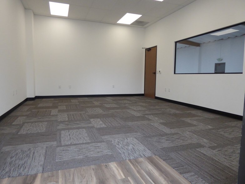 More Photos Of 632 Thompson Ave, Glendale Warehouse For Lease