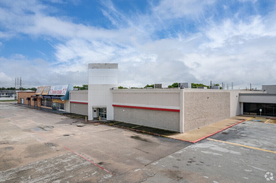 More Photos Of 1015-1211 W NASA Rd 1, Webster Unknown For Lease