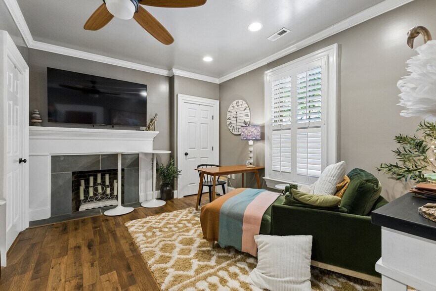 More Photos Of 63 Main St, Warrenton Office For Sale