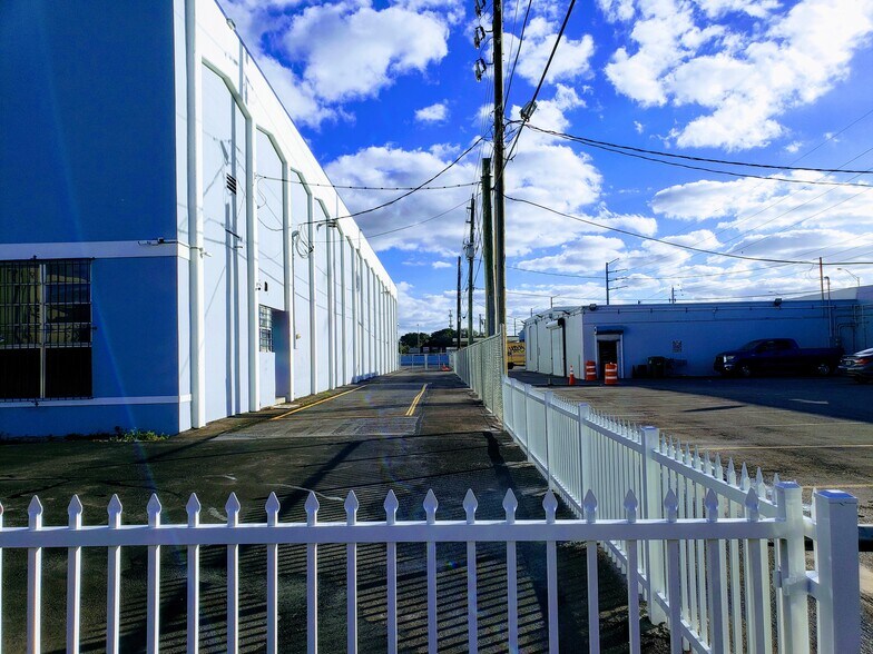 More Photos Of 650 NW 105th St, Miami Warehouse For Lease