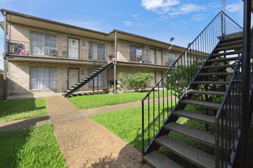 More Photos Of 3046 Golfcrest Blvd, Houston Apartments For Sale