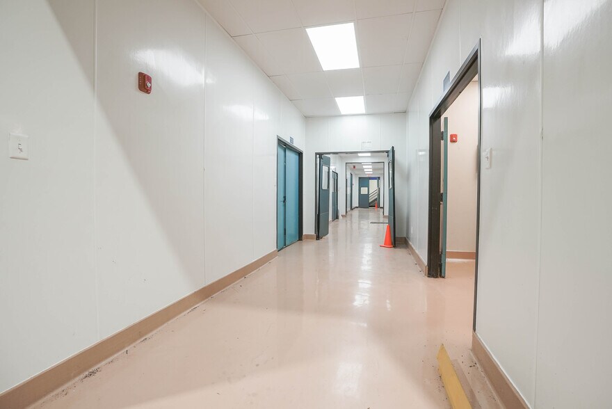 More Photos Of 10410 Corporate Dr, Sugar Land Research And Development For Lease