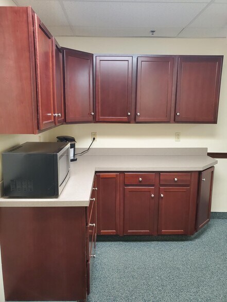 More Photos Of 100-140 Riverview Ctr, Middletown Office For Lease