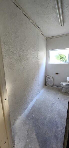 More Photos Of 284 S Center St, Pierson Auto Repair For Lease