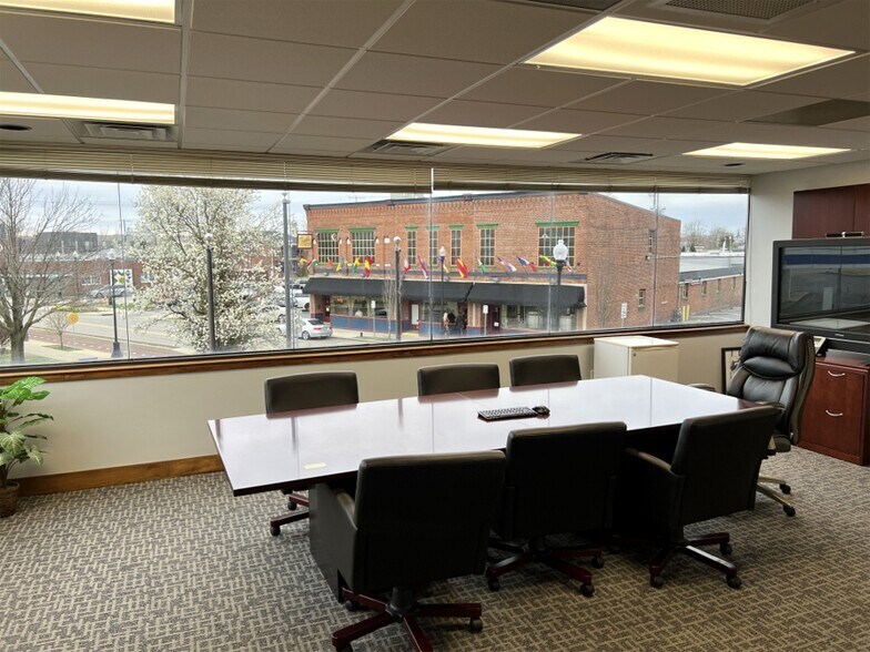 More Photos Of 417-423 N Main St, Evansville Office For Lease