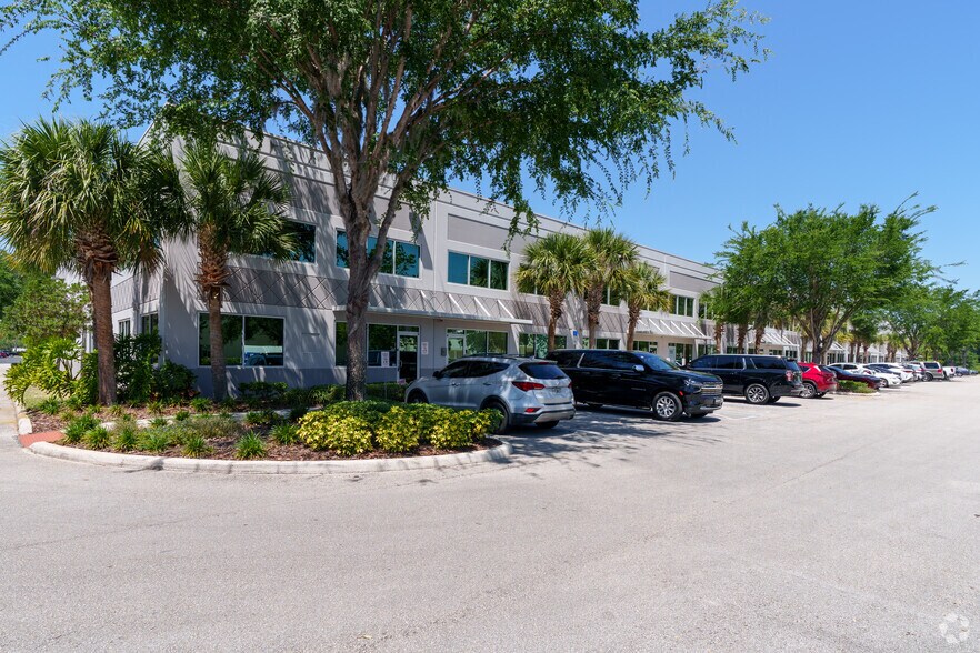 More Photos Of 6457 Hazeltine National Dr, Orlando Warehouse For Lease