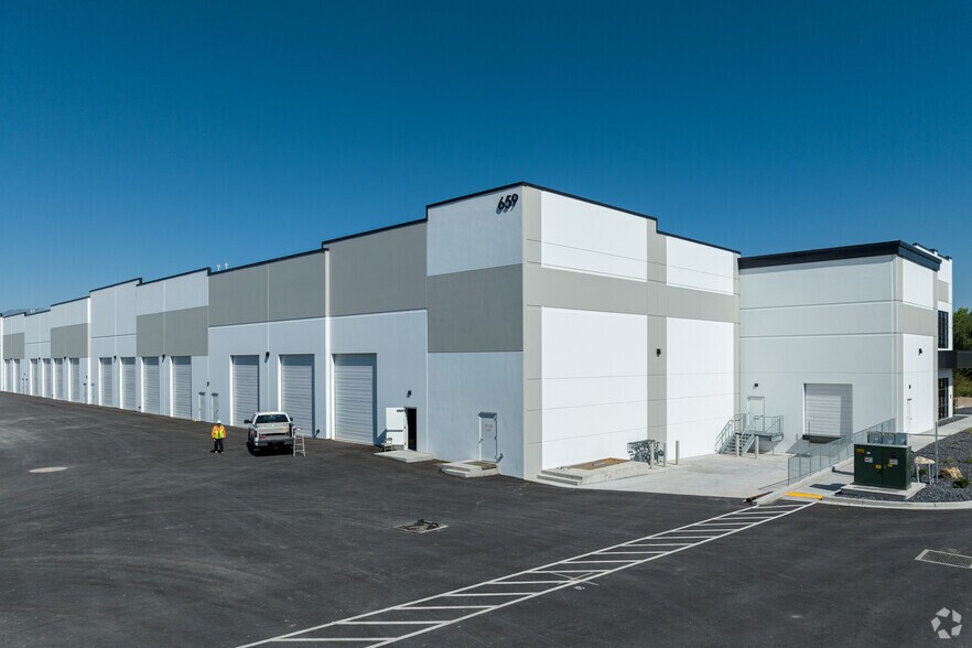 More Photos Of 593-689 N Saratoga Rd, Saratoga Springs Warehouse For Lease